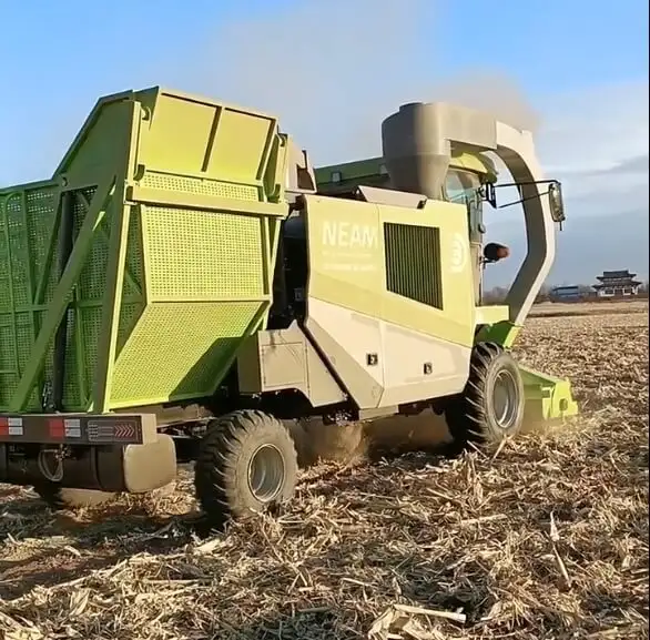 Self-propelled straw pellet machine